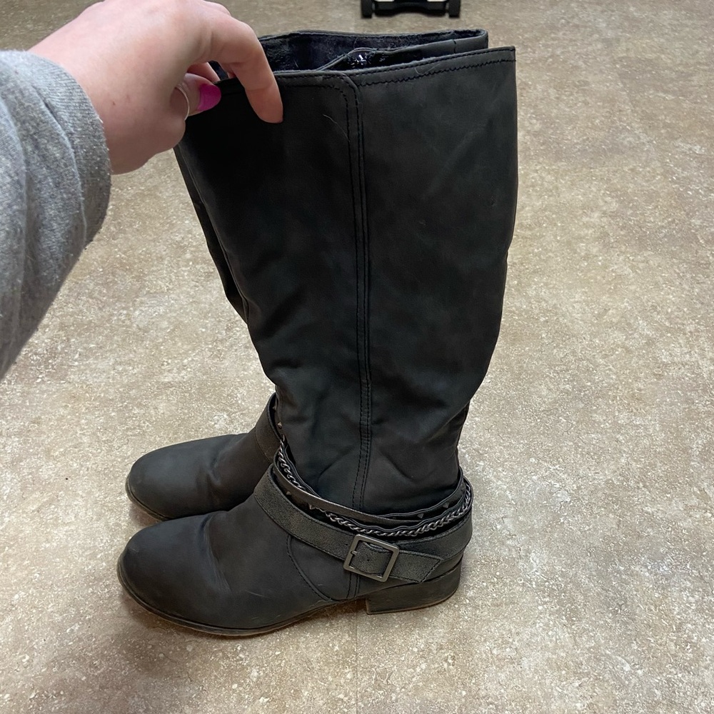 Size 9 Boots. Gray. Cute Chains.